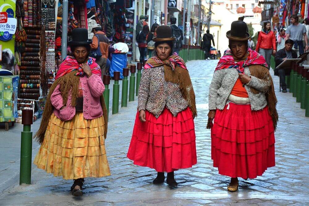 Национальная одежда страны. Боливия столица ла-пас. Боливия жители Национальная одежда. Национальный головной убор Боливии. Ла-пас Боливия население.